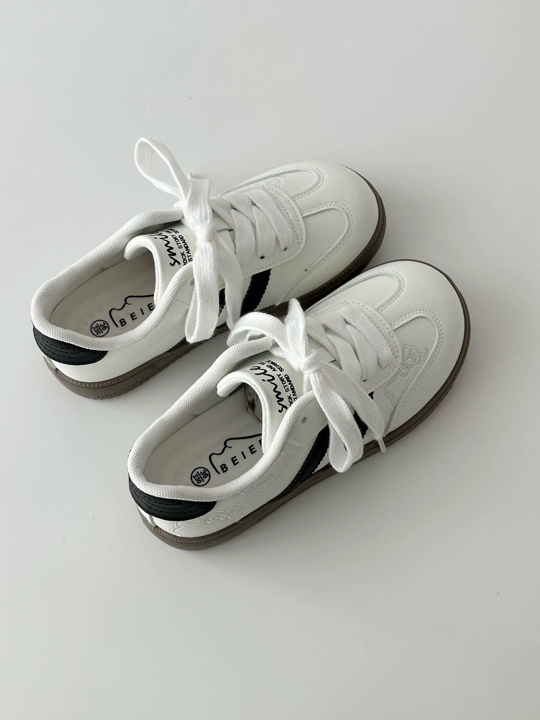 Basket HELLO KITTYS blanc